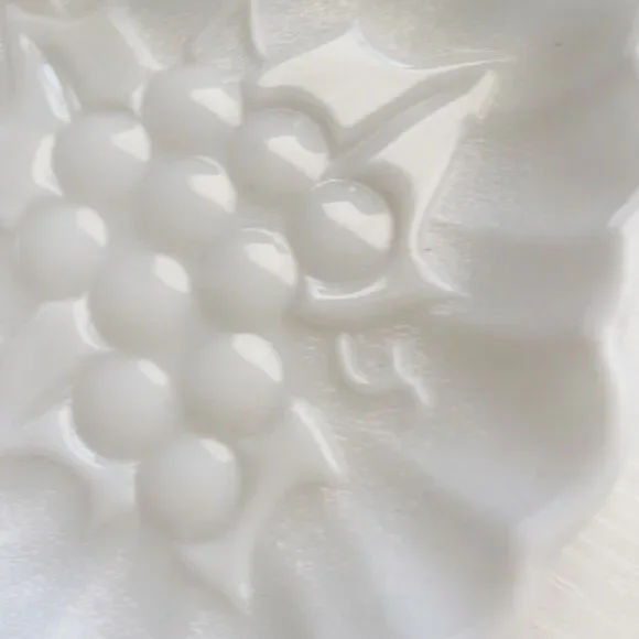 Vintage Milk Glass Strawberry Shaped Grapes Trinket Tray Server - Picture 8 of 8